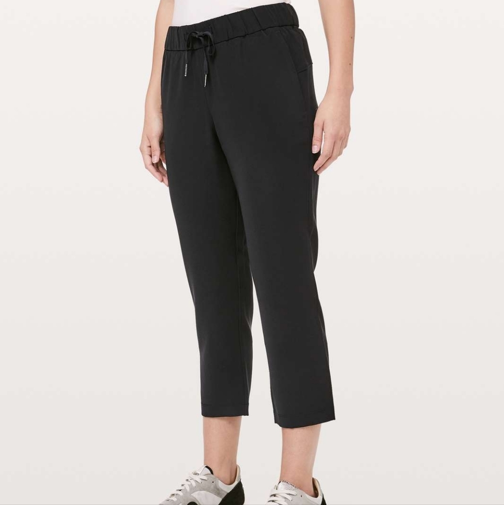 𝅺Lululemon On The Fly Crop *Woven 23" Black size 6 in EUC